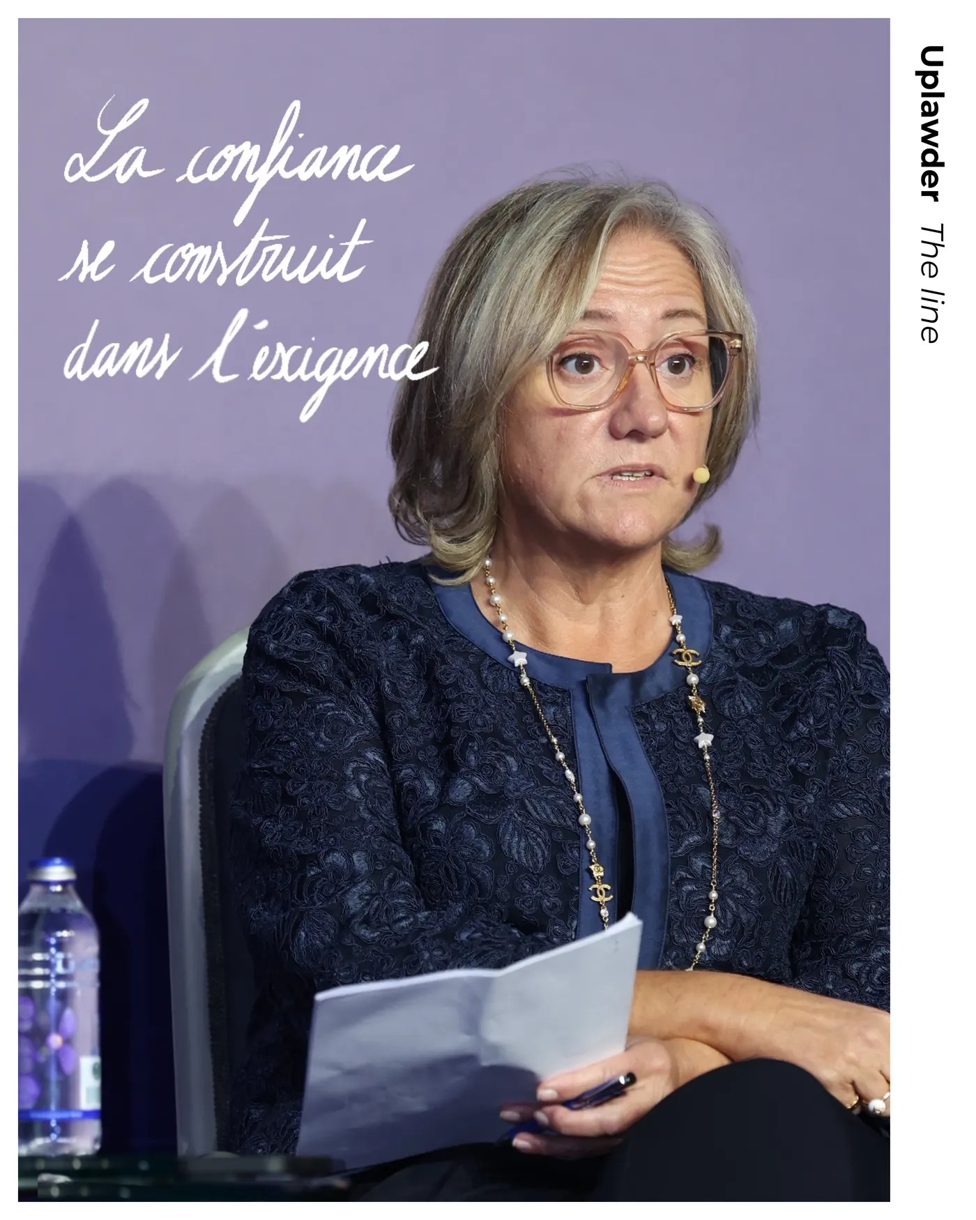 Nathalie Jalabert-Doury en conférence sur fond mauve, traversée par le trait blanc de la série The Line et la phrase manuscrite : la confiance se construit dans l'exigence.