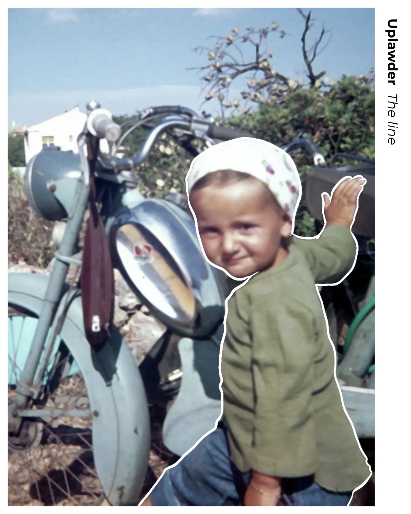 Photo d'enfance : une petite fille détourée par un trait blanc dessiné à la main, debout devant une mobylette.